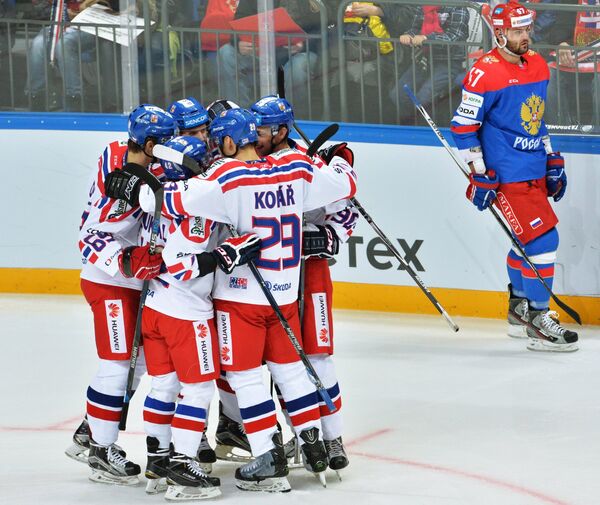 Хоккеисты сборной Чехии радуются заброшенной шайбе. Справа - форвард сборной России Александр Радулов