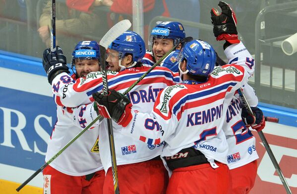 Хоккеисты сборной Чехии радуются заброшенной шайбе