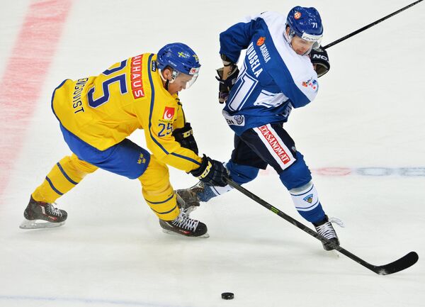 Форвард сборной Швеции Андреас Энгквист (слева) и нападающий сборной Финляндии Кристиан Куусела