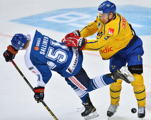 Форвард сборной Финляндии Томи Саллинен (слева) и защитник сборной Швеции Том Нильссон