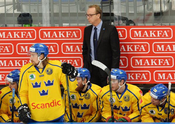 Главный тренер сборной Швеции Пер Мортс (на втором плане в центре)