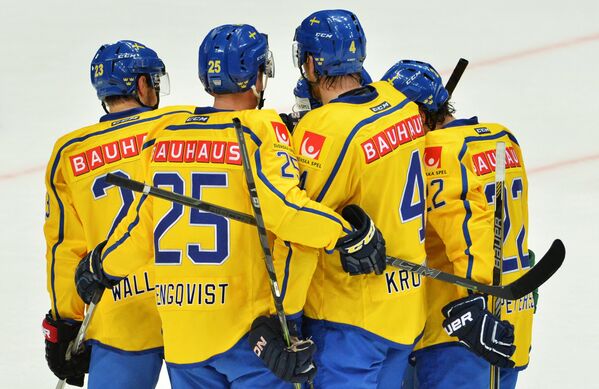 Игроки сборной Швеции радуются заброшенной шайбе
