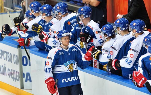 Игроки сборной Финляндии радуются заброшенной шайбе