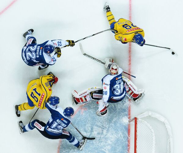 Игровой момент матча Финляндия - Швеция