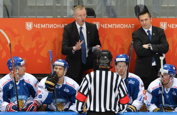 Главный тренер сборной Финляндии Кари Ялонен (слева на втором плане)