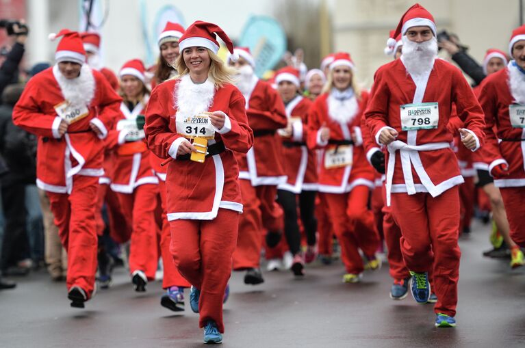 Участники благотворительного забега Дедов Морозов Happy Run на ВДНХ