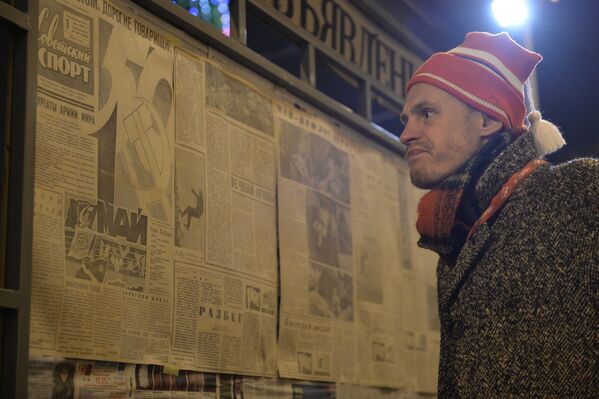 Болельщик в ретро костюме читает газету Советский спорт 1 мая 1967 года выпуска
