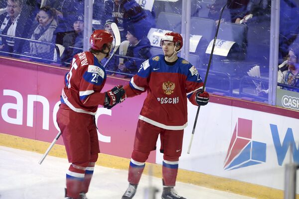 Нападающие молодежной сборной России по хоккею Александр Дергачев (слева) и Артур Лаута