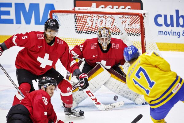 Игровой момент матча между молодежными сборными Швеции и Швейцарии на чемпионате мира по хоккею