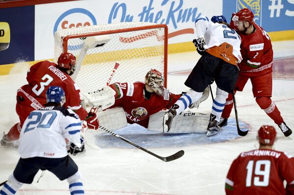 Игровой момент матча молодежных сборных Белоруссии и Финляндии на чемпионате мира по хоккею