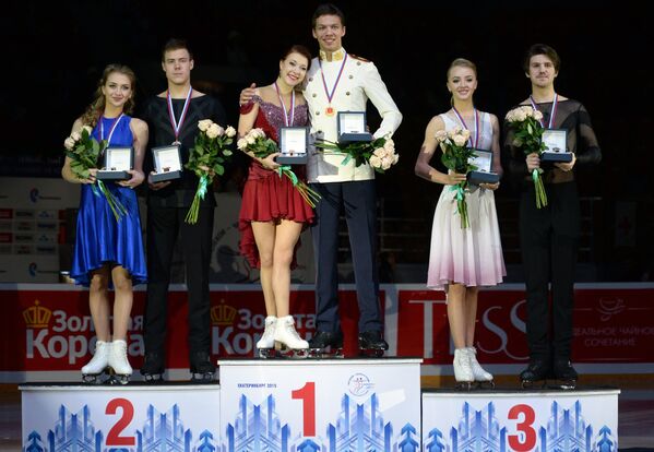 Виктория Синицина и Никита Кацалапов, Екатерина Боброва и Дмитрий Соловьев, Александра Степанова и Иван Букин (слева направо)