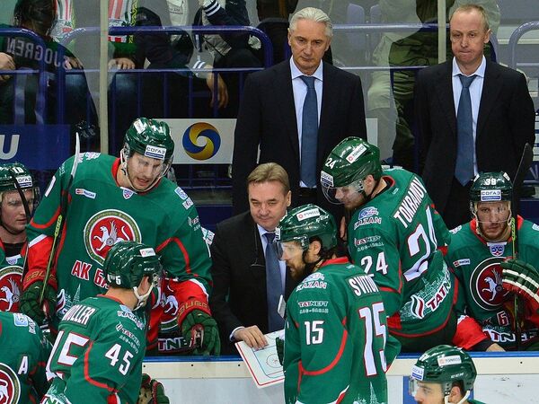 Главный тренер Ак Барса Зинэтула Билялетдинов (слева в верхнем ряду)