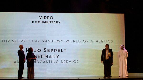 Немецкий репортер телеканала ARD Хайо Зеппельт с наградой за лучший документальный фильм на церемонии в Абу-Даби