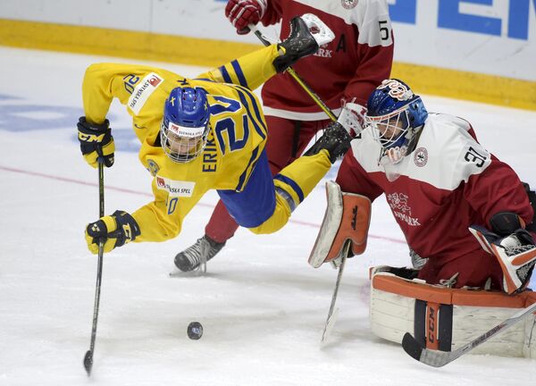 Игровой момент матча молодежных сборных Швеции и Дании на чемпионате мира по хоккею