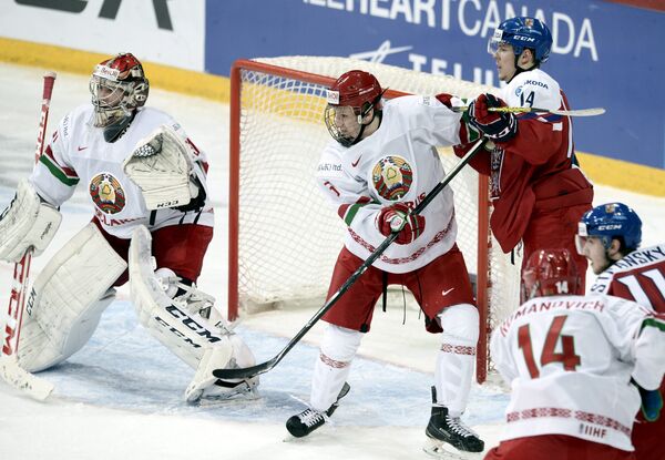 Игровой момент матча чемпионата мира по хоккею среди молодежных команд между сборными Чехии и Белоруссии