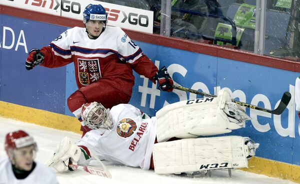 Игровой момент матча чемпионата мира по хоккею среди молодежных команд между сборными Чехии и Белоруссии