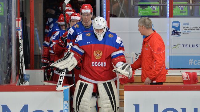 Вратарь сборной России Александр Георгиев (на первом плане)