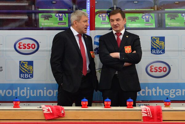 Главный тренер сборной России Валерий Брагин (справа) и его помощник Олег Браташ