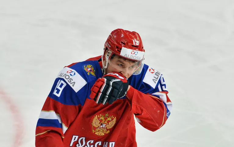 Форвард сборной России Радель Фазлеев (слева Форвард сборной России Радель Фазлеев (слева