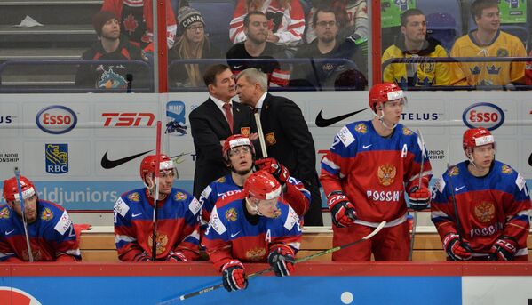 Главный тренер молодежной сборной России Валерий Брагин, его помощник Олег Браташ (слева направо на втором плане) и игроки команды