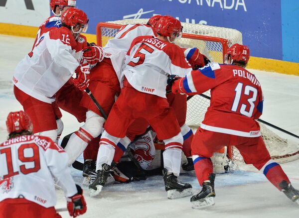 Игровой момент четвертьфинального матча молодежного чемпионата мира по хоккею между сборными командами России и Дании