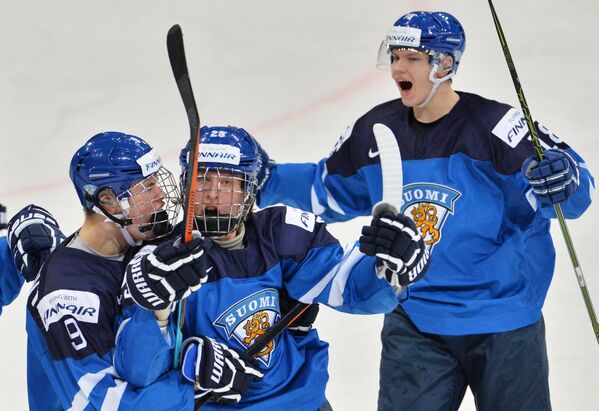 Игроки молодежной сборной Финляндии по хоккею радуются заброшенной шайбе