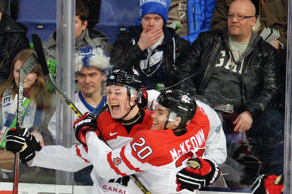 Игроки молодежной сборной Канады по хоккею радуются заброшенной шайбе