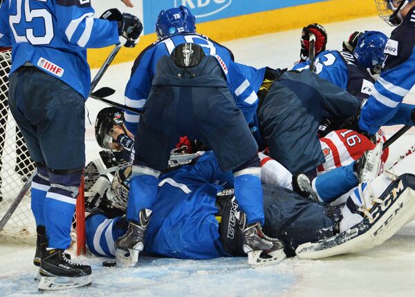 Игровой момент матча молодежного чемпионата мира Финляндия - Канада