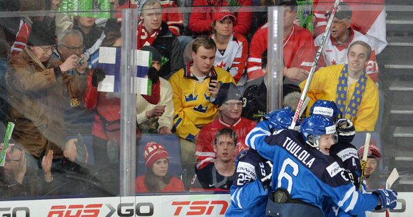 Игроки молодежной сборной Финляндии по хоккею радуются заброшенной шайбе