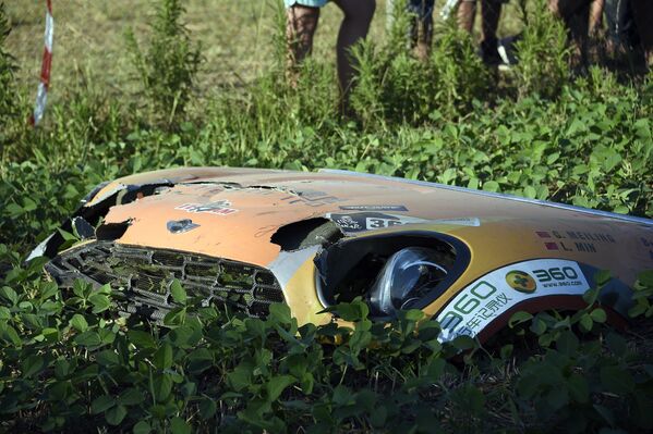 Капот автомобиля китайской гонщицы Го Мэйлин, попавшей в аварии в прологе Дакар-2016