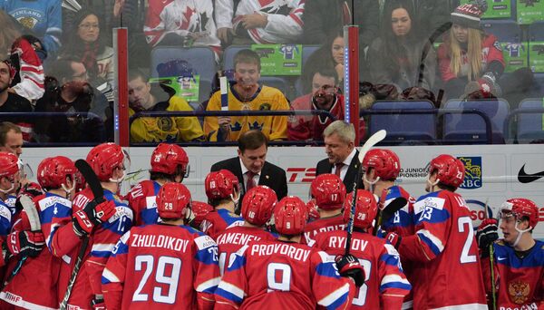Игроки и тренеры молодежной сборной России по хоккею
