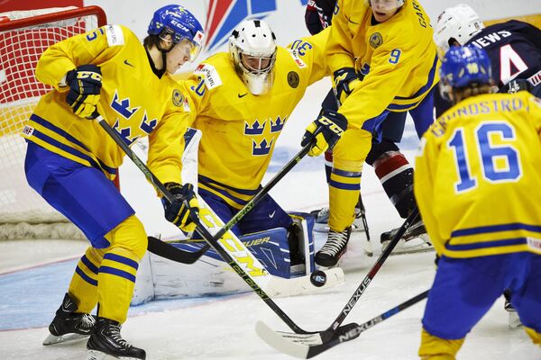 Защитник молодежной сборной Швеции по хоккею Адам Оллас Маттссон (слева)