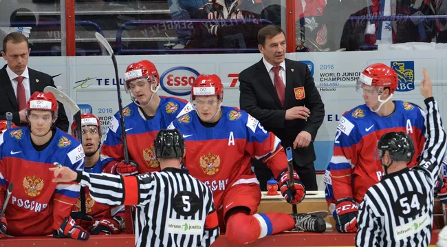 Хоккеисты сборной России и Валерий Брагин (третий справа)