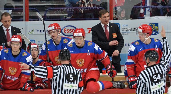 Хоккеисты сборной России и Валерий Брагин (третий справа)