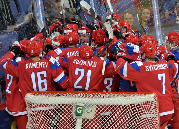 Хоккеисты молодежной сборной России радуются победе на американцами на ЧМ