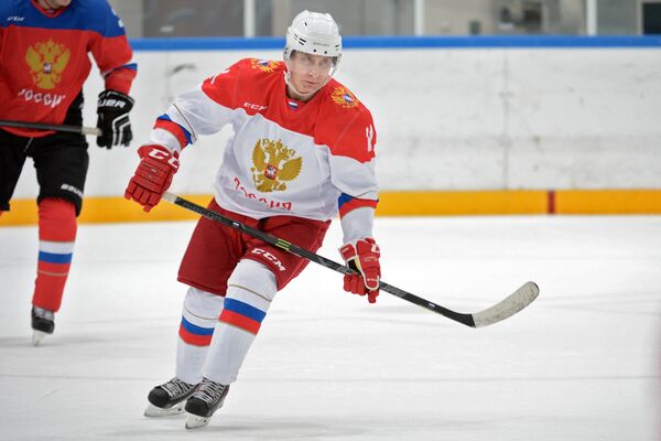 Президент РФ Владимир Путин провел тренировку по хоккею в Сочи