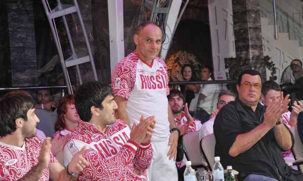 Дзюдоисты Мансур Исаев, Тагир Хайбулаев, главный тренер сборной России по дзюдо Эцио Гамба и актер Стивен Сигал (слева направо на первом плане)