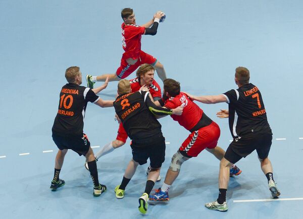 Игровой момент матча между сборными России и Нидерландов по гандболу