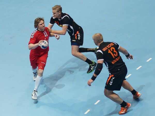 Игровой момент матча между сборными России и Нидерландов по гандболу