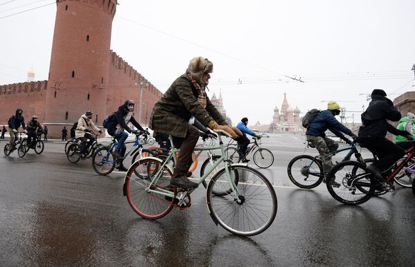 Участники первого зимнего Московского велопарада на Кремлевской набережной