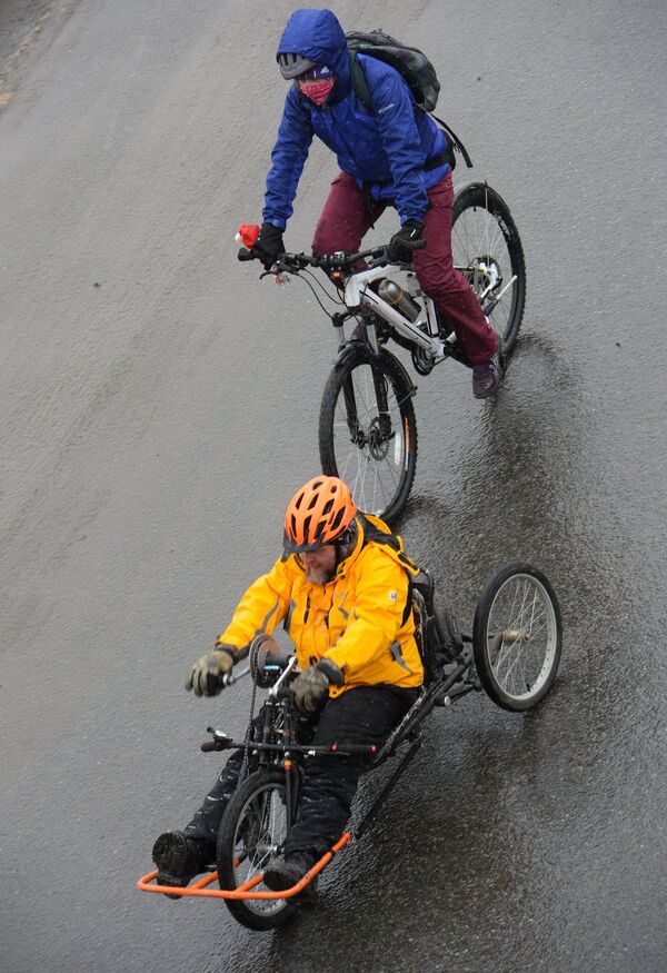 Участники первого зимнего Московского велопарада на Фрунзенской набережной