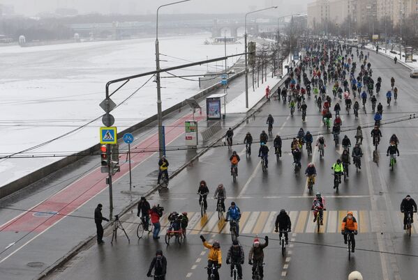 Участники первого зимнего Московского велопарада на Фрунзенской набережной
