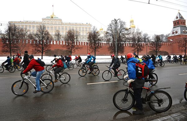 Участники первого зимнего Московского велопарада на Кремлевской набережной