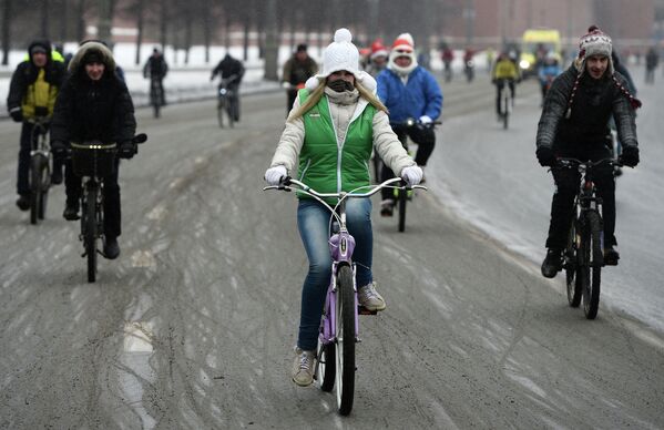 Участники первого зимнего Московского велопарада.