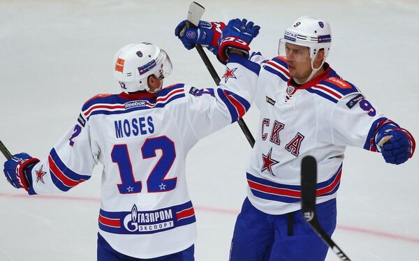 Хоккеисты СКА Стив Мозес и Сергей Широков (справа)