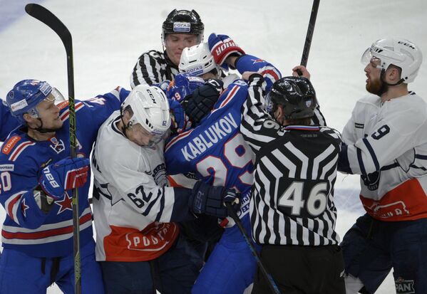 Игровой момент матча регулярного чемпионата Континентальной хоккейной лиги между ХК СКА (Санкт-Петербург) и ХК Медвешчак (Загреб)