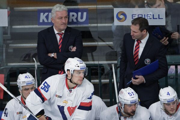Главный тренер ХК Слован Милош Ржига (слева на втором плане)