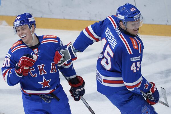 Игроки ХК СКА Никита Гусев (слева) и Андрей Кутейкин