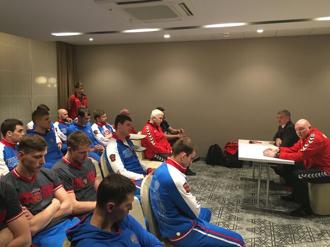 Встреча президента ФГР Сергея Шишкарева со сборной командой России по гандболу