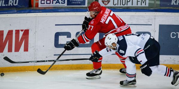 Защитник Автомобилиста Дмитрий Мегалинский (слева) и форвард Металлурга Войтек Вольский